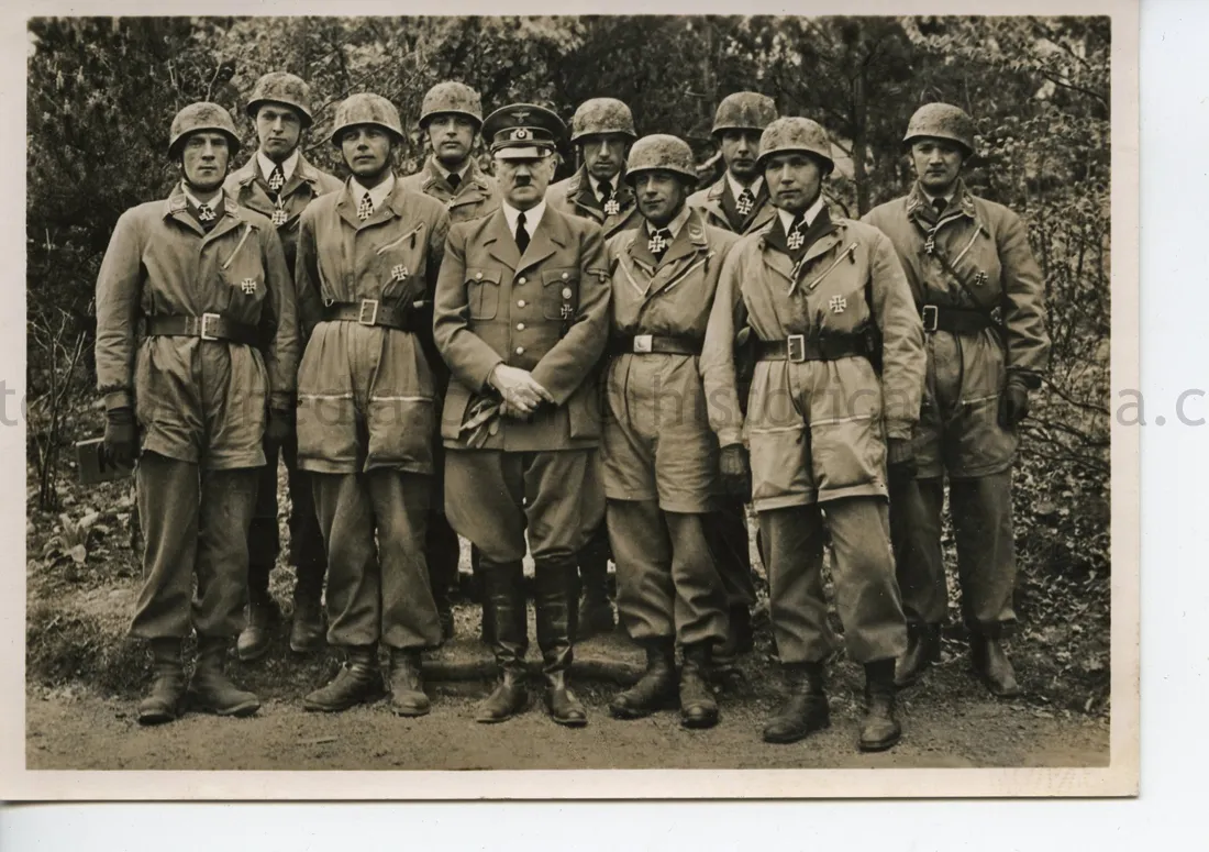POSTCARD PHOTO - HITLER POSES WITH FALLSCHIRMJAEGER HEROES OF EBEN EMAEL