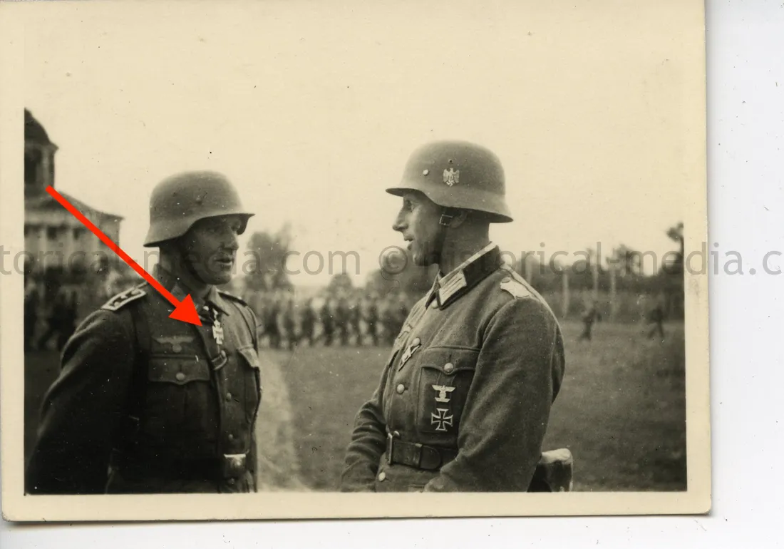 KNIGHTS CROSS CEREMONY IN THE FIELD - ALFRED SIMM - OAKLEAVES WINNER - INFANTERIE-REGIMENT 31, 24. INFANTERIE-DIVISION