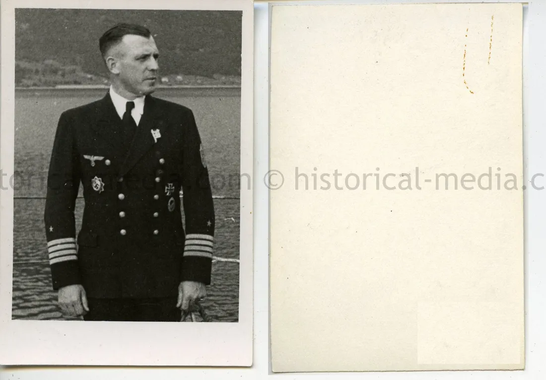 PHOTO OF A KRIEGSMARINE OFFICER WEARING GERMAN CROSS IN GOLD, DESTROYER BADGE & NARVIK SHIELD