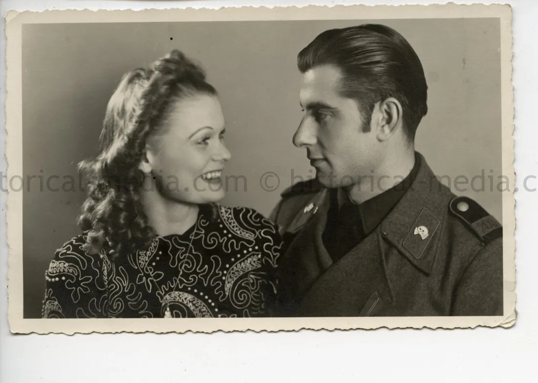 STUDIO PORTRAIT PHOTO - STURMGESCHÜTZ SOLDIER & WIFE