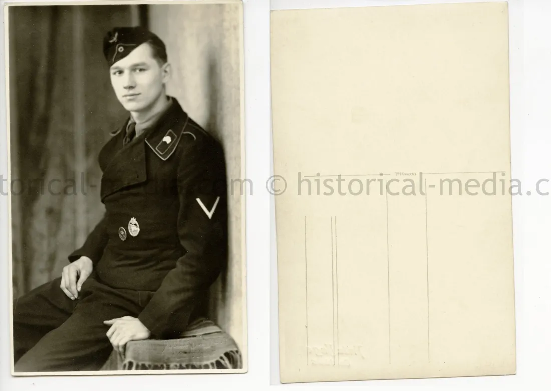 STUDIO PORTRAIT PHOTO - PANZER MAN WEARING PANZER ASSAULT BADGE