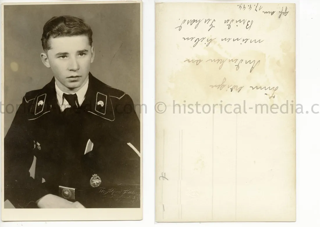 STUDIO PORTRAIT PHOTO - VERY YOUNG PANZER MAN WEARING PANZER ASSAULT BADGE