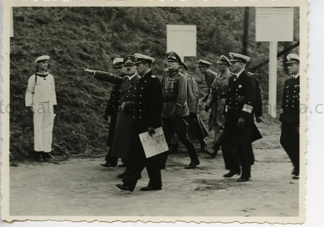 ORIGINAL PRIVATE PHOTO OF HITLER AND GENERALS IN THE FIELD