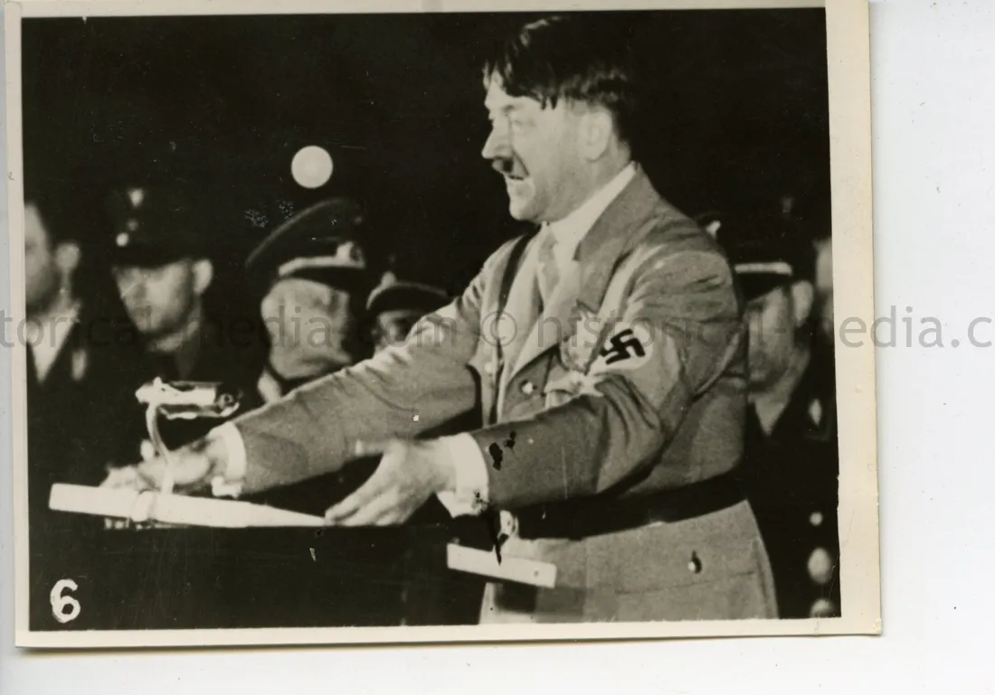 ORIGINAL PROFESSIONAL PHOTO OF HITLER GIVING A SPEECH