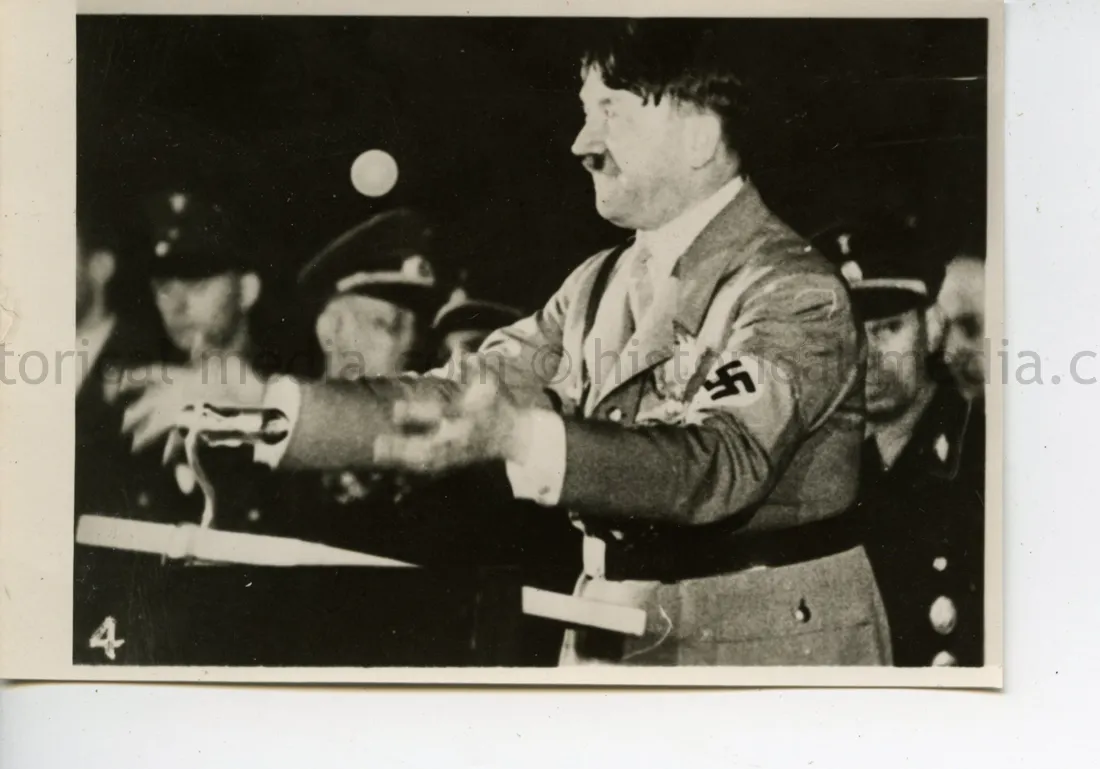 ORIGINAL PROFESSIONAL PHOTO OF HITLER GIVING A SPEECH
