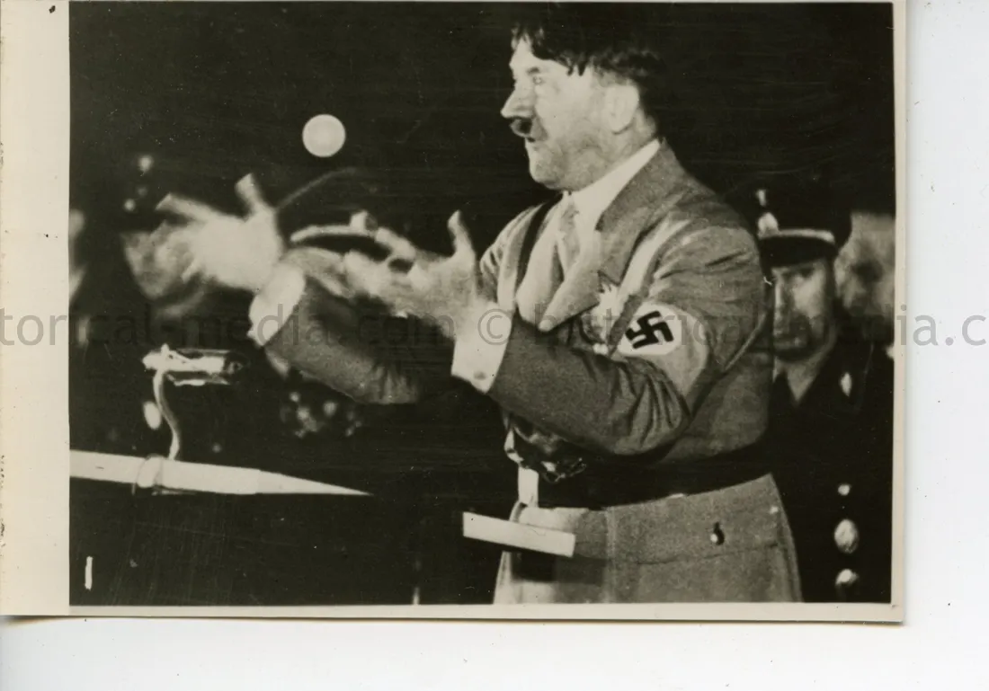 ORIGINAL PROFESSIONAL PHOTO OF HITLER GIVING A SPEECH