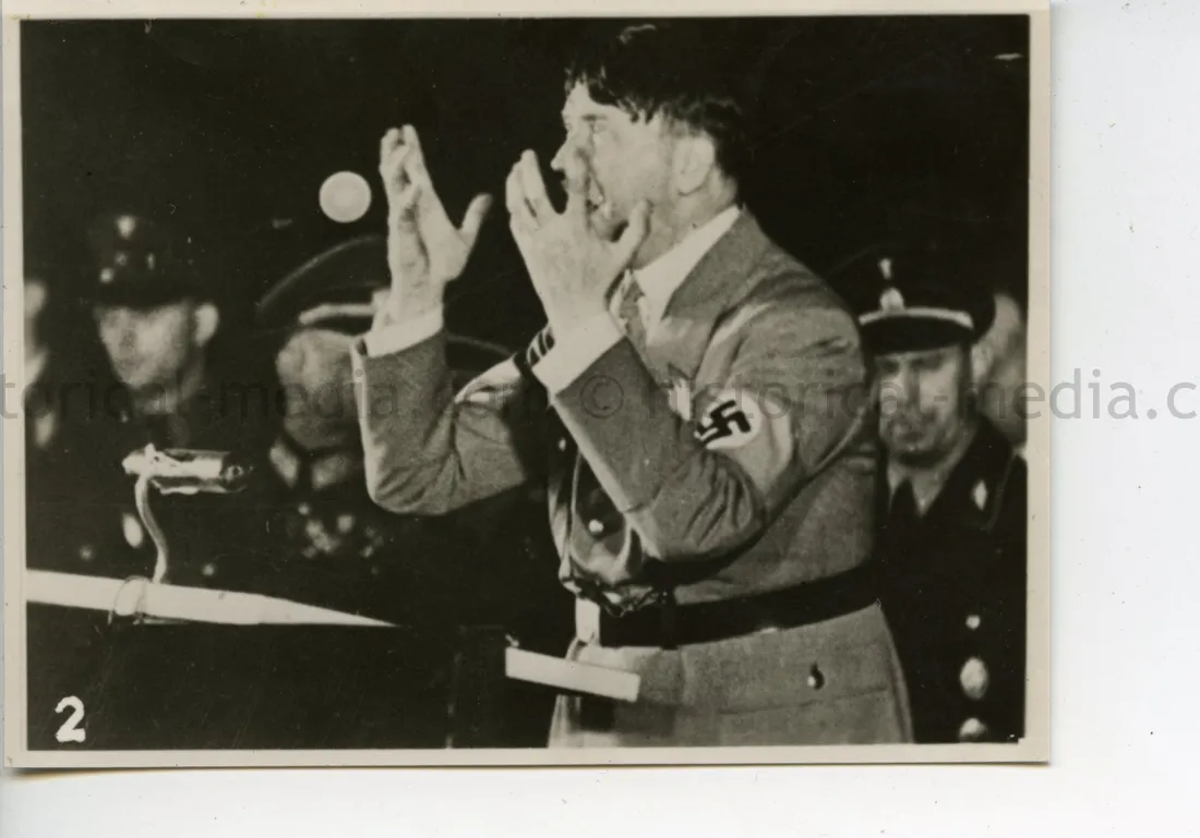 ORIGINAL PROFESSIONAL PHOTO OF HITLER GIVING A SPEECH