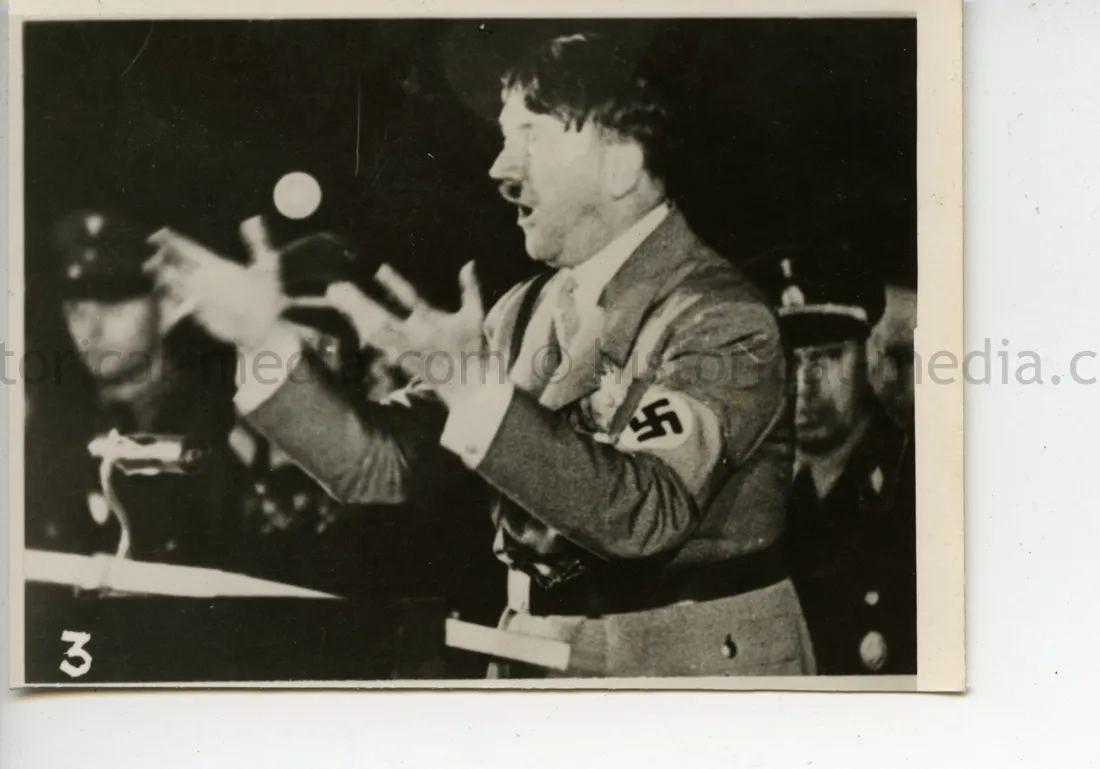 ORIGINAL PROFESSIONAL PHOTO OF HITLER GIVING A SPEECH
