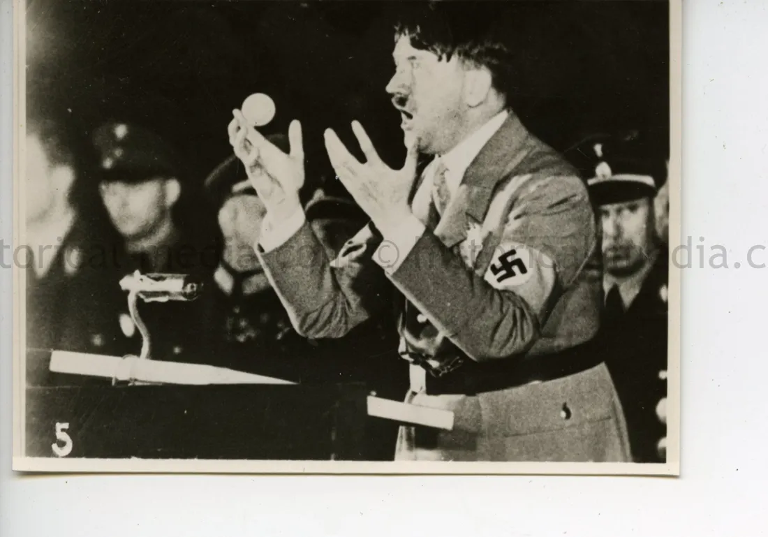 ORIGINAL PROFESSIONAL PHOTO OF HITLER GIVING A SPEECH