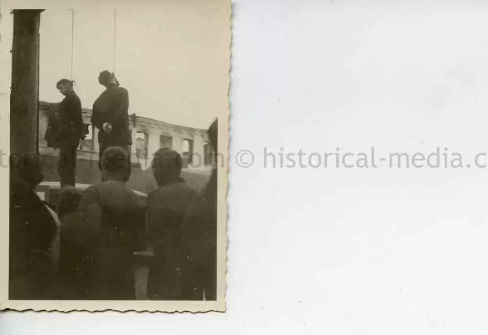 GERMAN SOLDIER PHOTO OF HANGED PARTISANS