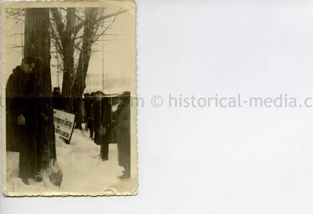 GERMAN SOLDIER PHOTO OF HANGED PARTISANS