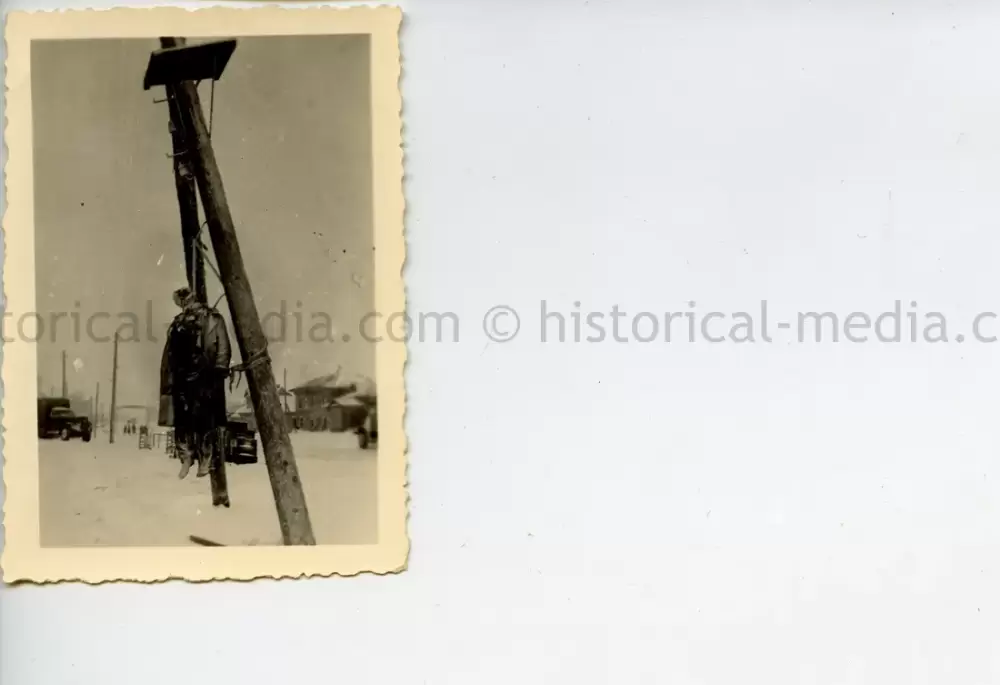 GERMAN SOLDIER PHOTO OF HANGED PARTISANS
