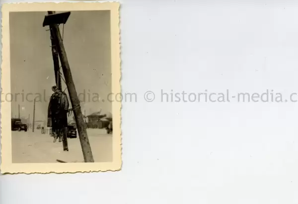 GERMAN SOLDIER PHOTO OF HANGED PARTISANS