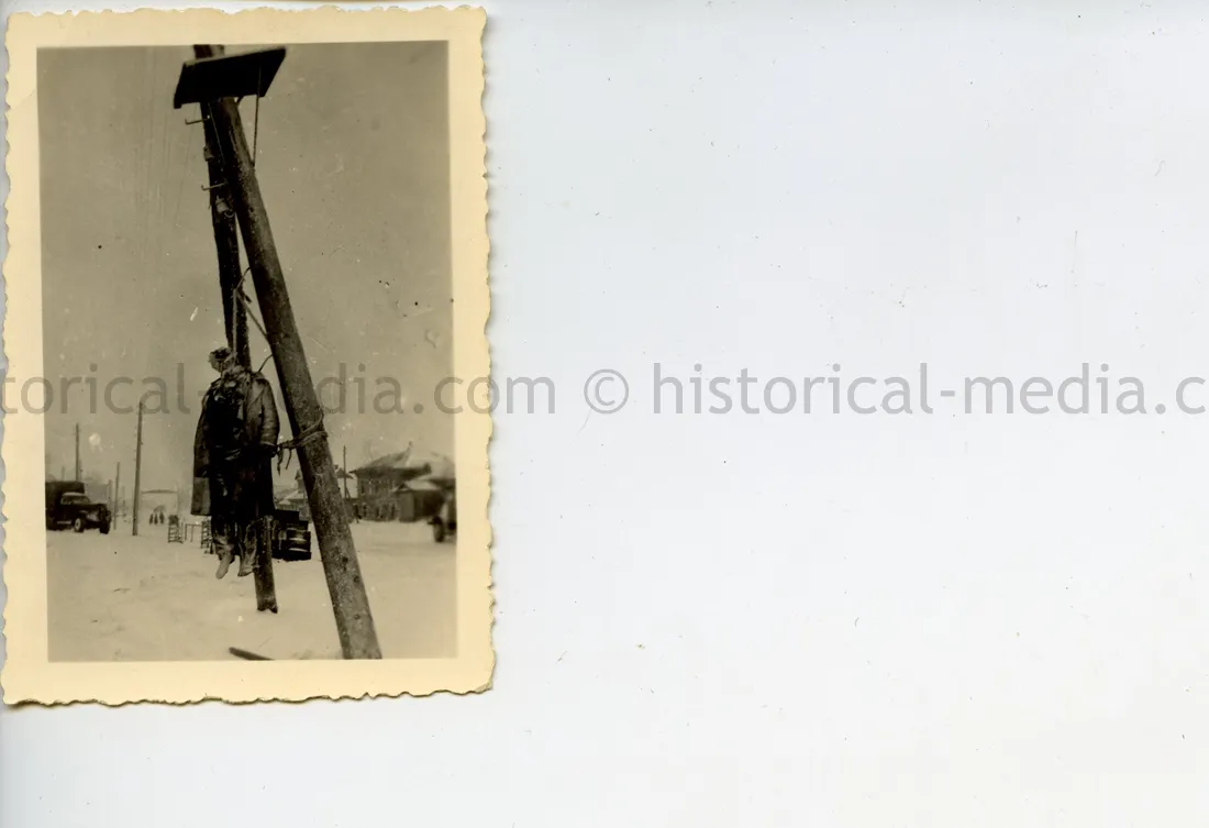 GERMAN SOLDIER PHOTO OF HANGED PARTISANS