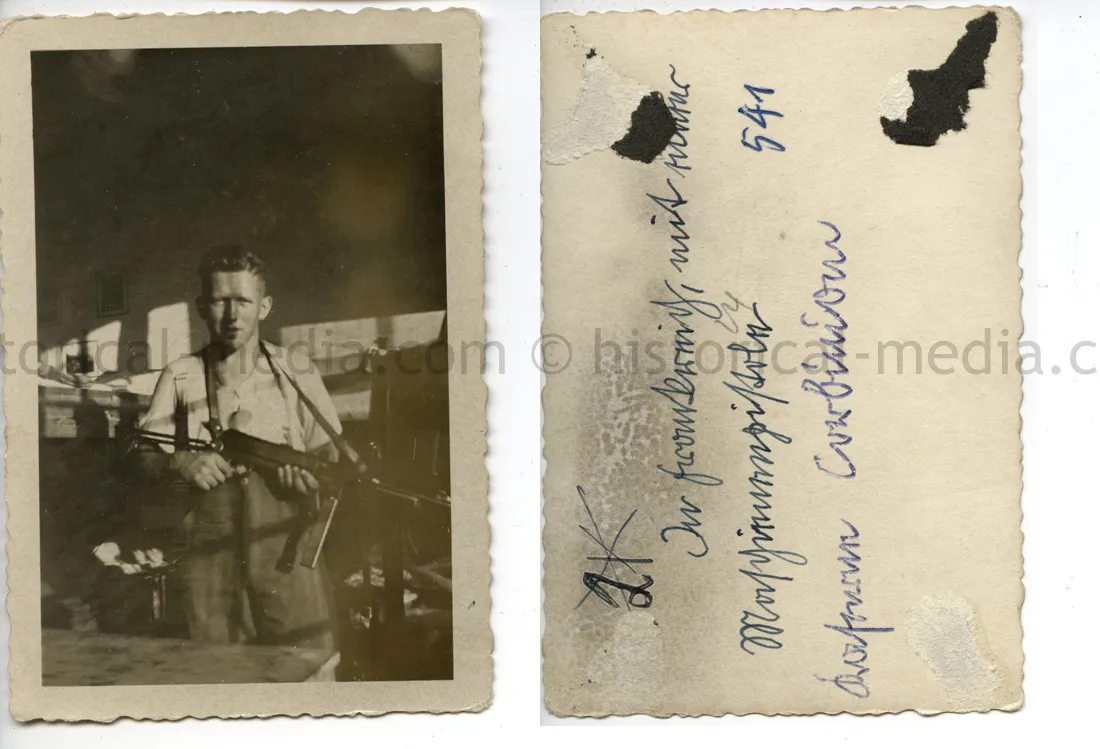 PHOTO OF SOLDIER POSING WITH MP 40 