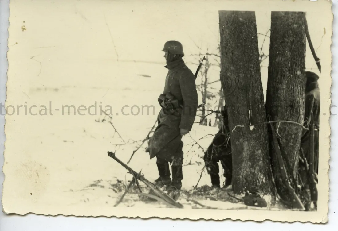 ATMOSPHERIC PHOTO OF A GERMAN SOLDIER ON WINTER GUARD DUTY