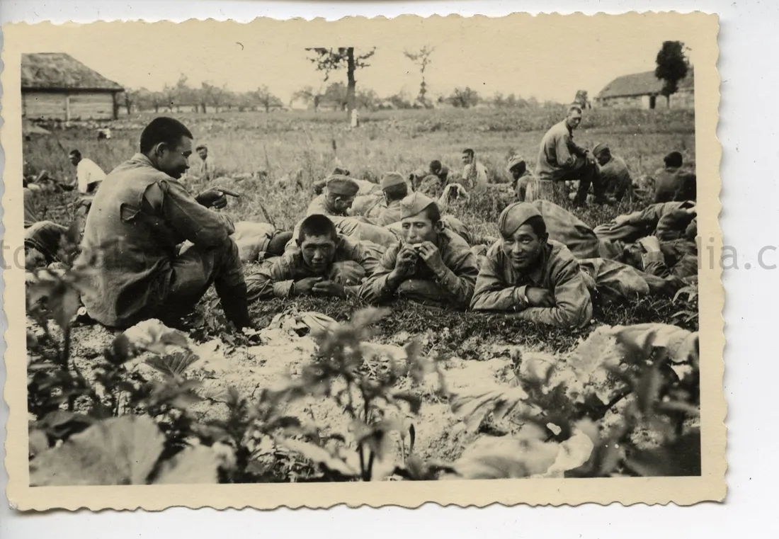 PHOTO OF RUSSIAN POWS IN THE FIELD