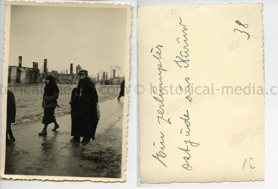 PHOTO OF POLISH JEWISH REFUGEES TAKEN BY A GERMAN SOLDIER