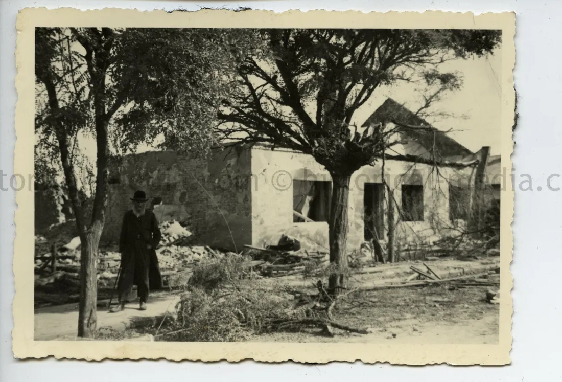 PHOTO OF POLISH JEWS TAKEN BY A GERMAN SOLDIER