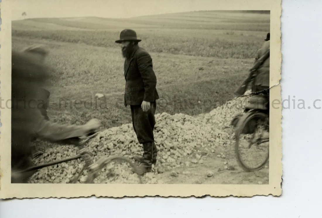 PHOTO OF POLISH JEWS IN FORCED LABOR TAKEN BY A GERMAN SOLDIER