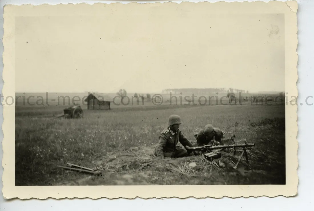 GREAT PHOTO OF MG 34 TROOPS IN FOXHOLE ON THE RUSSIAN FRONT