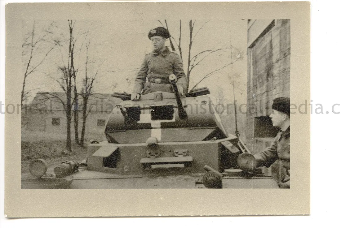 PHOTO OF PANZER TROOPS WEARING EARLY PANZER BERET