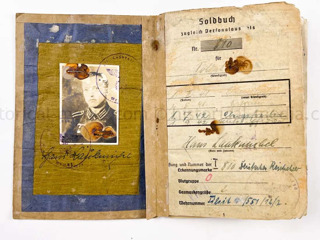 SOLDBUCH + ID TAG + PHOTOS + RIBBON - GRENADIER REGIMENT 677 - MEMEL CAMPAIGN MEDAL