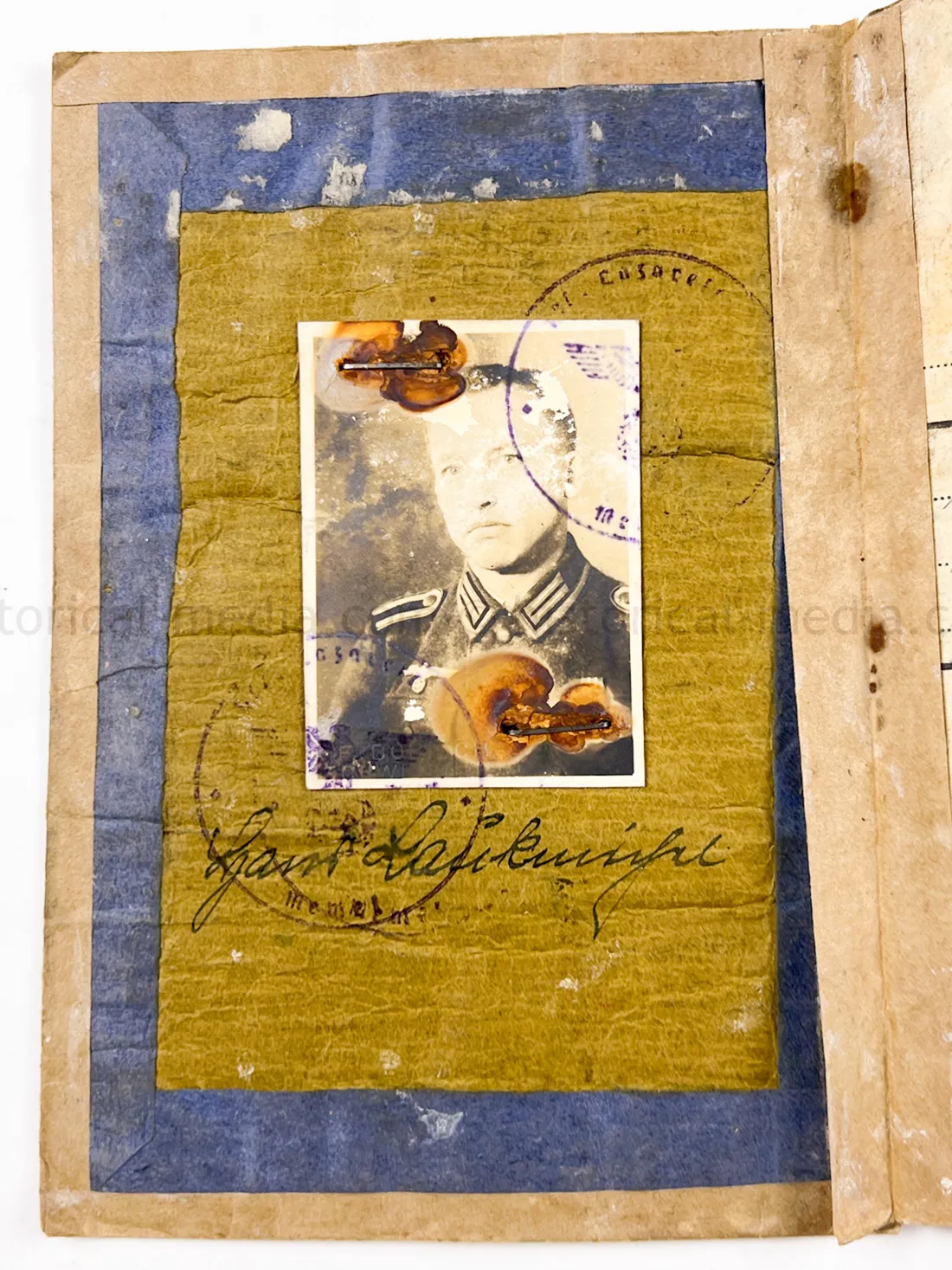 SOLDBUCH + ID TAG + PHOTOS + RIBBON - GRENADIER REGIMENT 677 - MEMEL CAMPAIGN MEDAL