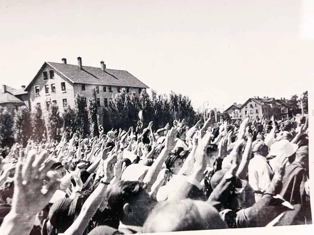 US GI WWII PHOTO GROUPING - BUCHENWALD CONCENTRATION CAMP, MUSSOLINI, AIRCRAFT, TANKS