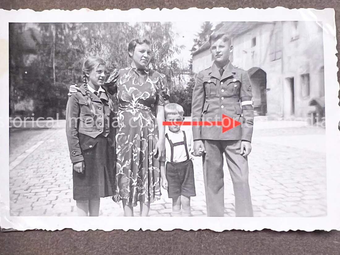 AMAZING HITLER JUGEND PHOTO, CUFFTITLE, SOLDBUCH & DOCUMENT GROUPING + LATE WAR KIA - 277. VOLKS-GRENADIER-DIVISION