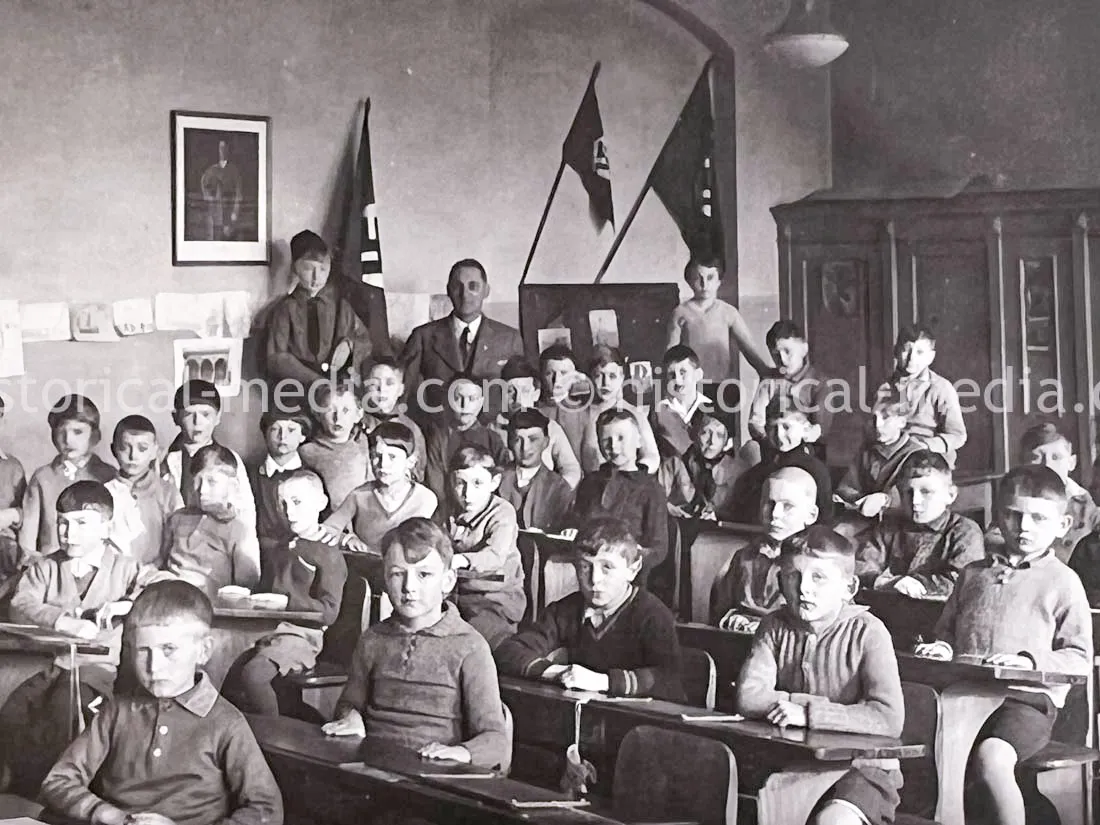 AMAZING HITLER JUGEND PHOTO, CUFFTITLE, SOLDBUCH & DOCUMENT GROUPING + LATE WAR KIA - 277. VOLKS-GRENADIER-DIVISION