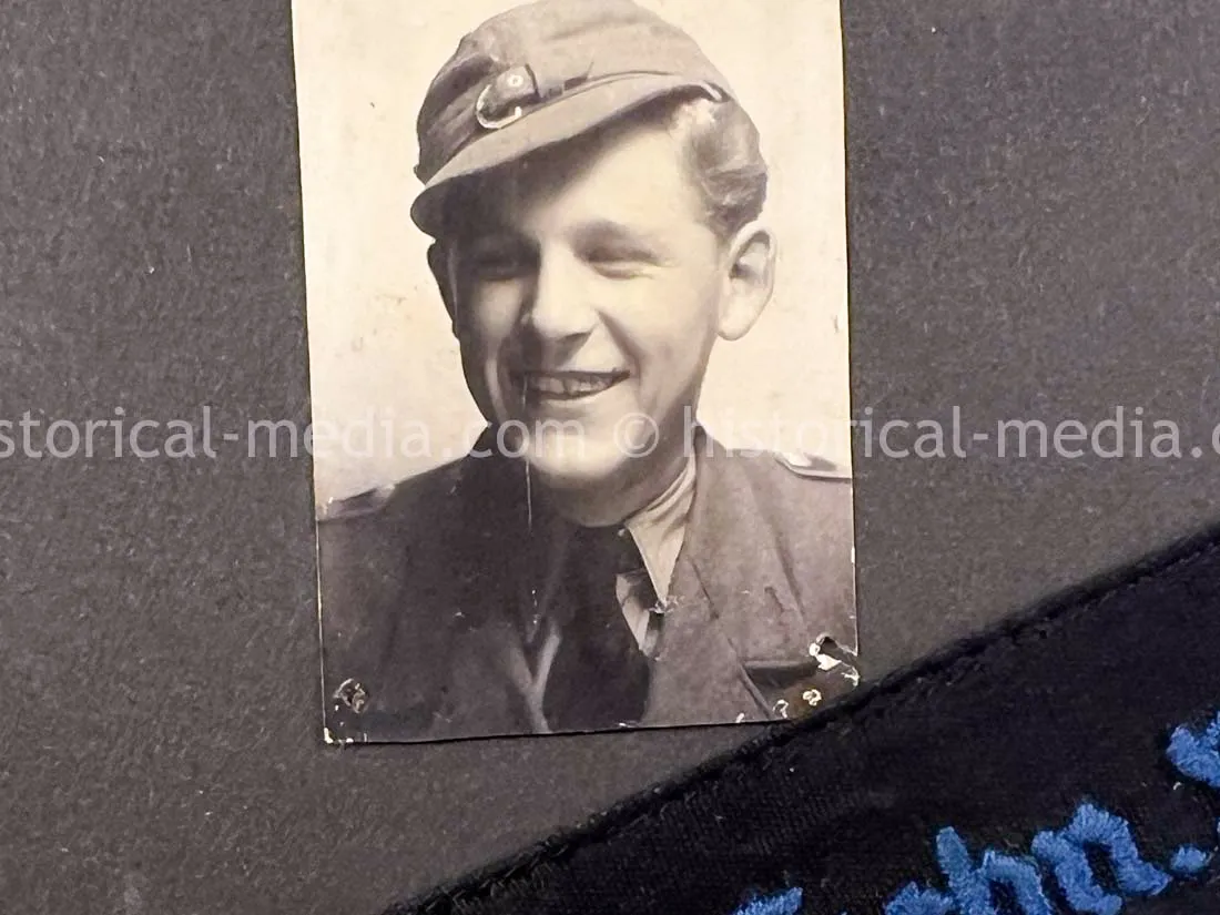 AMAZING HITLER JUGEND PHOTO, CUFFTITLE, SOLDBUCH & DOCUMENT GROUPING + LATE WAR KIA - 277. VOLKS-GRENADIER-DIVISION
