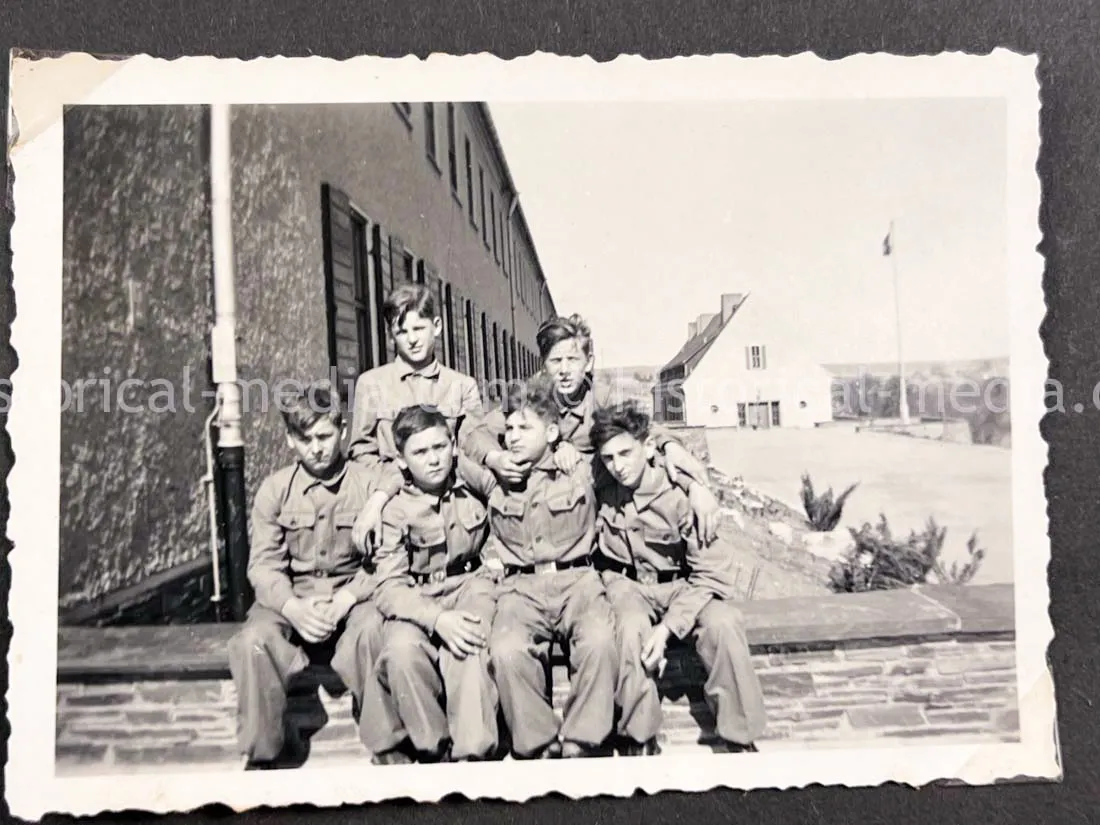 AMAZING HITLER JUGEND PHOTO, CUFFTITLE, SOLDBUCH & DOCUMENT GROUPING + LATE WAR KIA - 277. VOLKS-GRENADIER-DIVISION