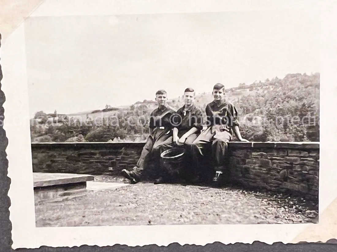 AMAZING HITLER JUGEND PHOTO, CUFFTITLE, SOLDBUCH & DOCUMENT GROUPING + LATE WAR KIA - 277. VOLKS-GRENADIER-DIVISION