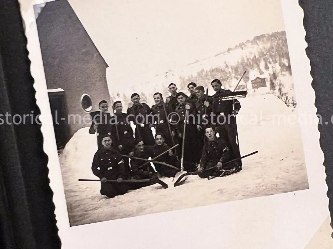 AMAZING HITLER JUGEND PHOTO, CUFFTITLE, SOLDBUCH & DOCUMENT GROUPING + LATE WAR KIA - 277. VOLKS-GRENADIER-DIVISION