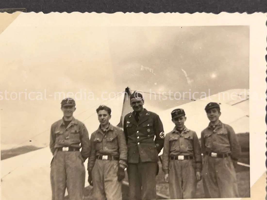 AMAZING HITLER JUGEND PHOTO, CUFFTITLE, SOLDBUCH & DOCUMENT GROUPING + LATE WAR KIA - 277. VOLKS-GRENADIER-DIVISION