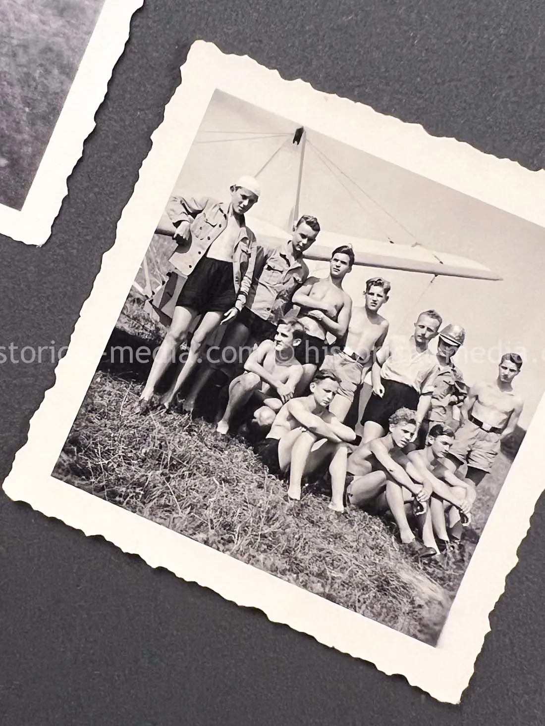 AMAZING HITLER JUGEND PHOTO, CUFFTITLE, SOLDBUCH & DOCUMENT GROUPING + LATE WAR KIA - 277. VOLKS-GRENADIER-DIVISION