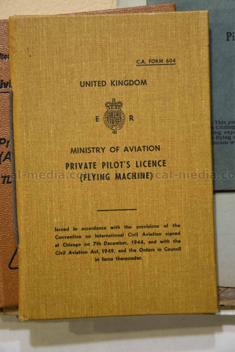 BRITISH WWII PHOTO & DOCUMENT GROUPING - OFFICER ROYAL BERKSHIRES