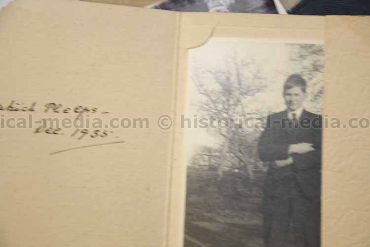 BRITISH WWII PHOTO & DOCUMENT GROUPING - OFFICER ROYAL BERKSHIRES