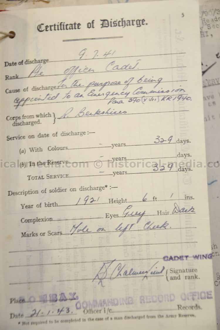 BRITISH WWII PHOTO & DOCUMENT GROUPING - OFFICER ROYAL BERKSHIRES