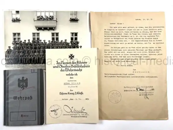 WEHRPASS & AWARD DOCUMENT GROUPING – ALFONS BLOME – GEFREITER – INFANTERIE-REGIMENT 15 (MOT.) – POLAND CAMPAIGN – WIA 1939 – DIED OF WOUNDS 2.11.1939 – IRON CROSS 2ND CLASS 